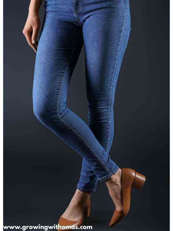 a-picture-showing-a woman's-leg-wearing-a-skinny-jeans-on-outfits-ideas-using-one-pair-of-jeans