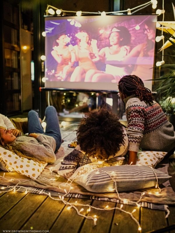 friends-relaxing-together-watching-a-Christmas-movie-with-blankets-and-snacks