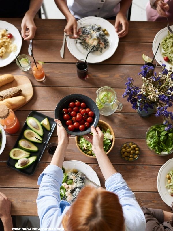 friends-bringing-out-their-dishes-in-friendsgiving-ideas