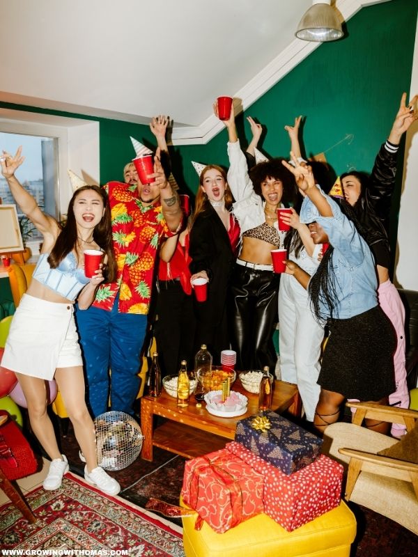 friends-taking-group-photo-friendsgiving-ideas