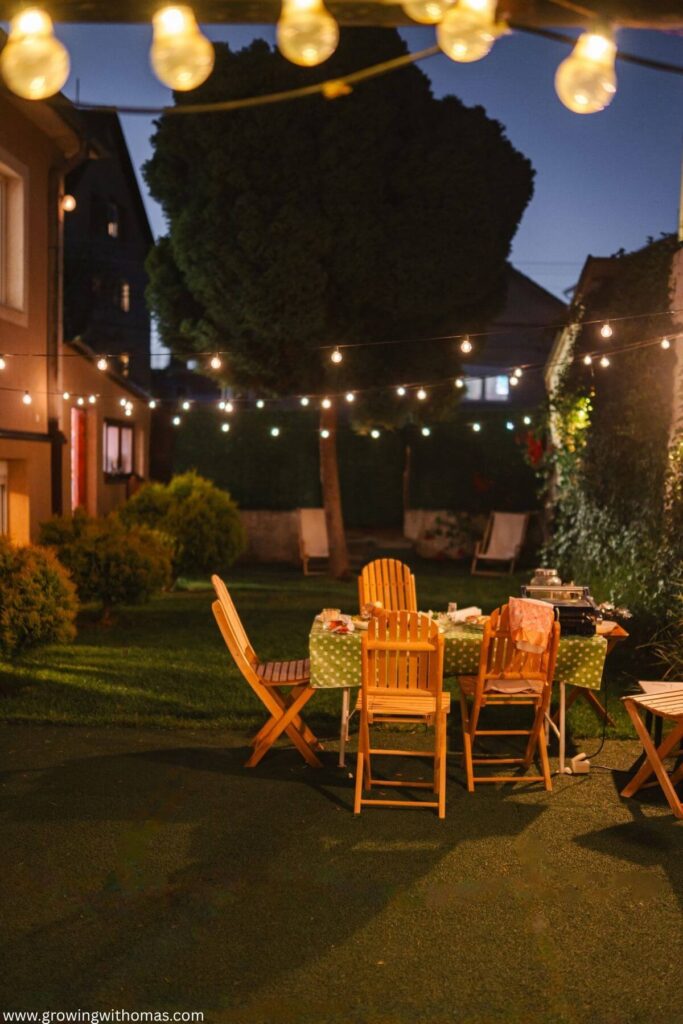 Halloweeen-corner-display-in-easy-outdoor-halloween-decoration