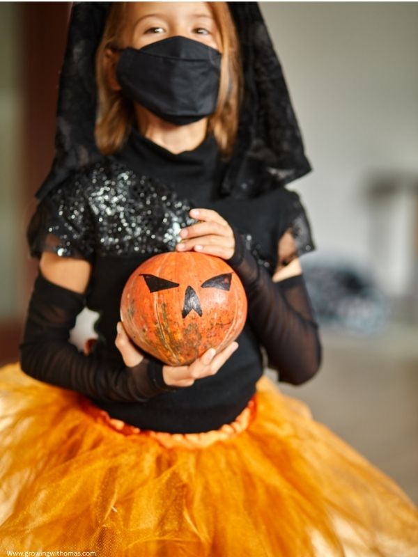 little-girl-in-a-pumpkin-costume