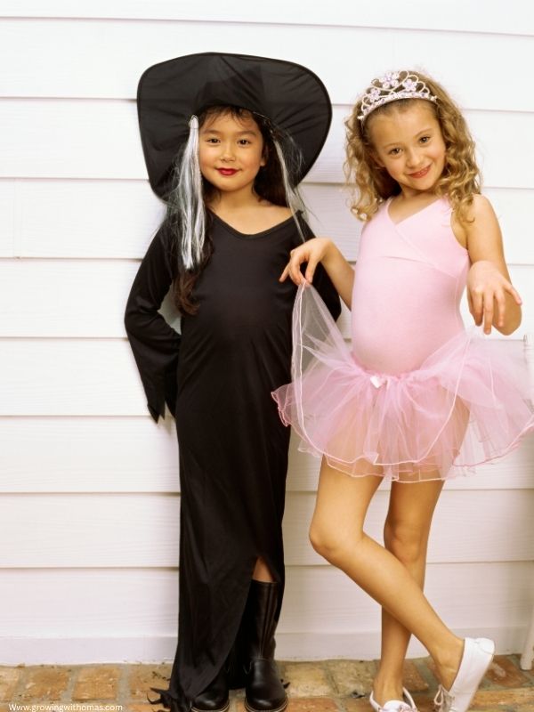 2-little-girls-in-a-princess-costume-in-halloween-costume-ideas-for-little-girls