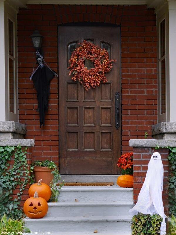 easy-outdoor-halloween-decorations-for-your-home-featured-image