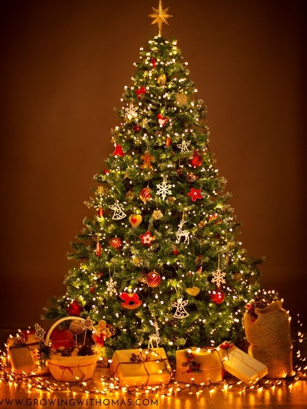 A-beautifully-decorated-Christmas-tree-with-gold-and-cream-ornaments-and-warm-lights-in-must-see-christmas-decoration-ideas