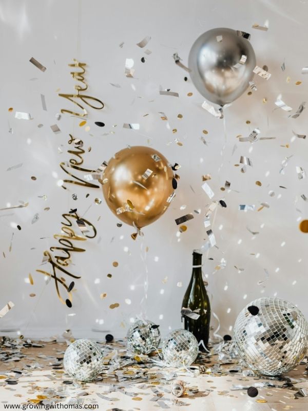 Black-and-gold-decorations-for-a-New-Years-Eve-party.-featured-image