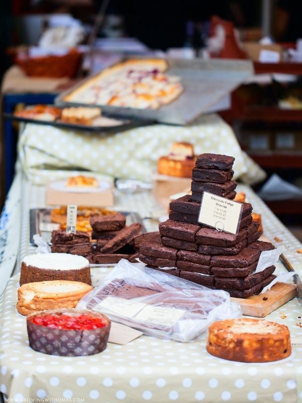 Chocolate-brownies-arranged-on-a-festive-platter