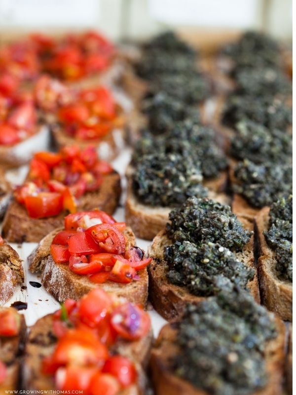 Colorful-Christmas-bruschetta-appetizers