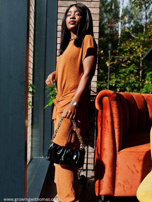 Elegant-woman-wearing-a-modest-feminine-church-outfit.