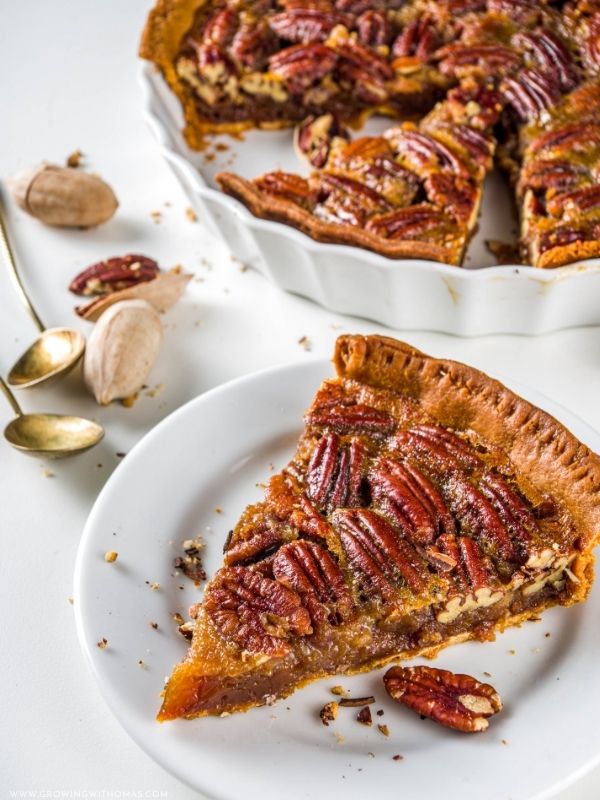 Golden-pecan-pie-with-autumn-decorations