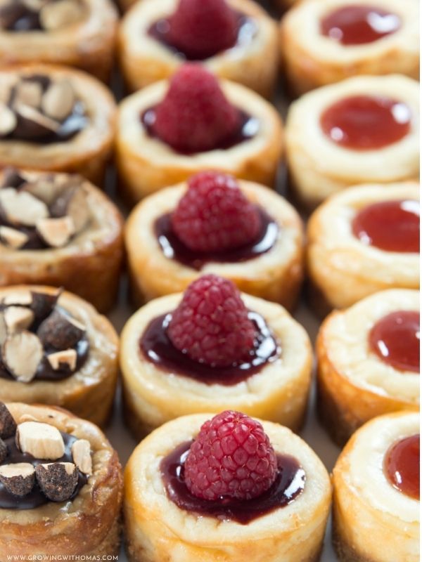 Mini-cheesecakes-on-a-Thanksgiving-dessert-table.