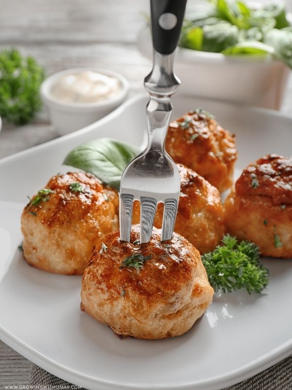 Mini-meatballs-served-at-a-Christmas-party.