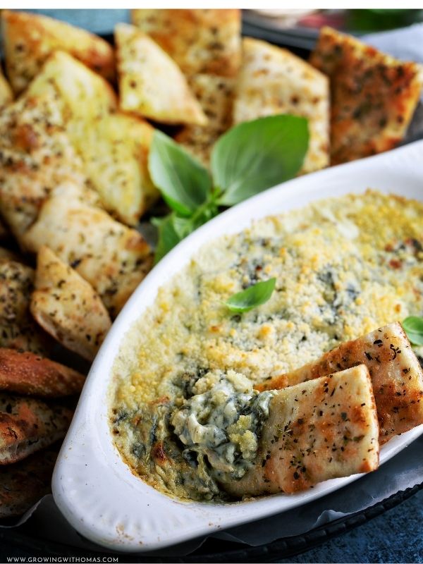 Spinach-artichoke-dip-with-bread-and-crackers