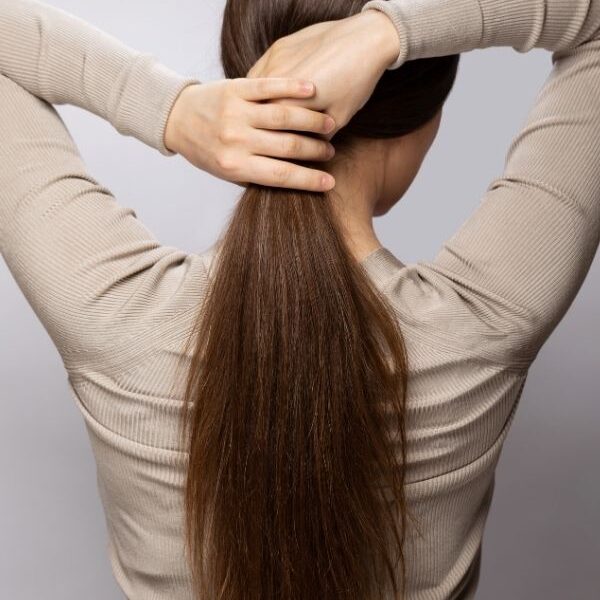 Woman-measuring-her-natural-hair-length.-featured-image-why-your-hair-isnt-retaining-length